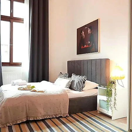 Apartman Pop Art 2br Heart Of Gozsdu's Nightlife Steps From Everything *