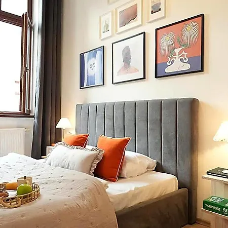 Pop Art 2br Heart Of Gozsdu's Nightlife Steps From Everything Apartamento Budapest